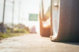 ¿Cómo cambiar el neumático de mi auto?