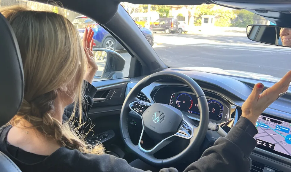 Qué controles hay en el volante multifunción de mi coche?